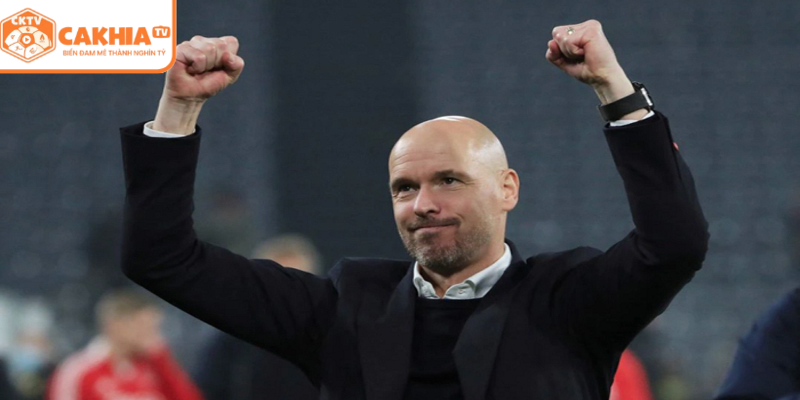 Huấn luyện viên hai đội chỉ đạo bên đường biên